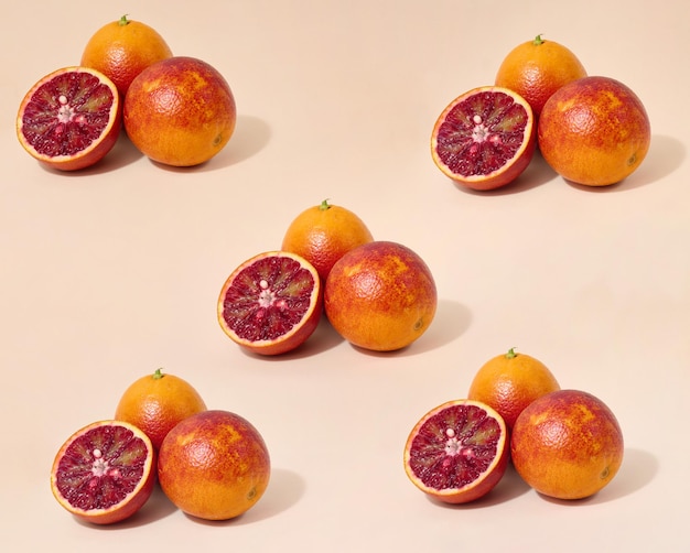 Czerwona pomarańcza na beżowym tle