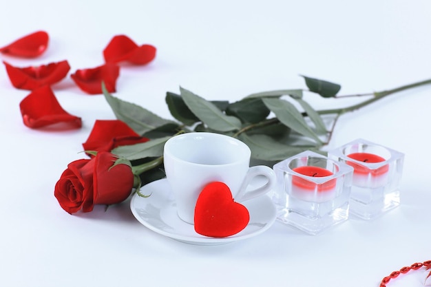 Czerwona różaFiliżanka kawy i serca na białym tle