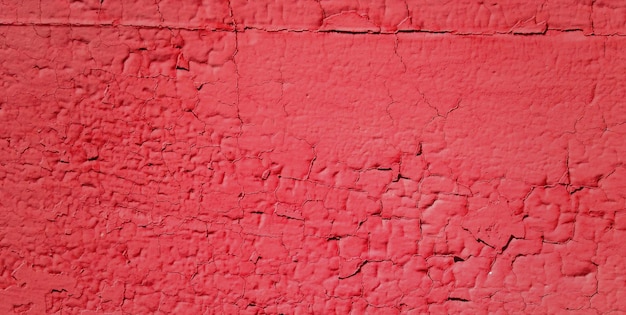 Czerwona ściana z czerwonym tłem i białą tabliczką z napisem „nr 1” w rogu.
