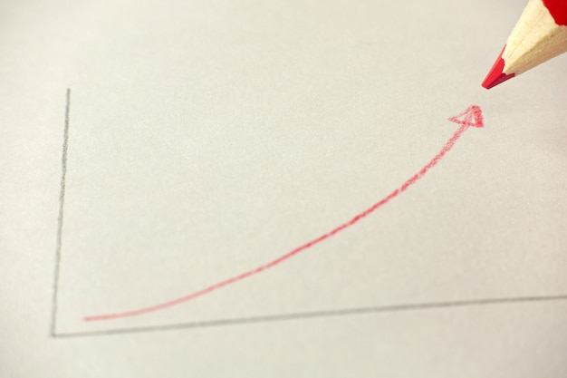 Czerwona strzałka skierowana w górę. Giełda, biznes.