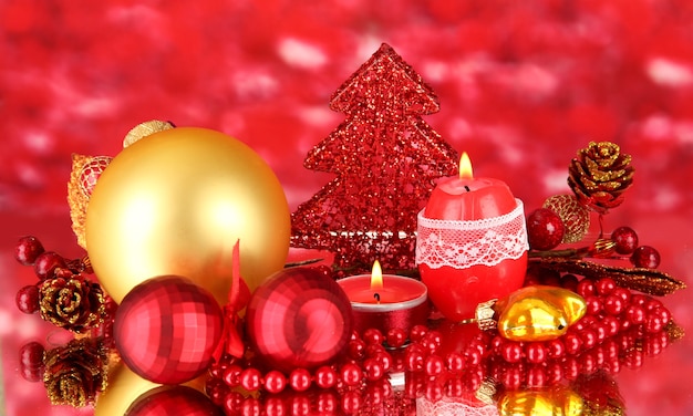 Czerwona świeca Z Dekoracją świąteczną Na Jasnej Powierzchni