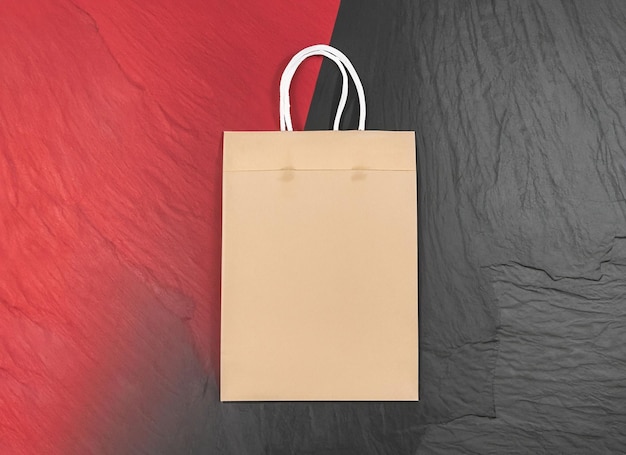 Czerwona torba na zakupy na ciemnym tle Koncepcja Czarnego Piątku