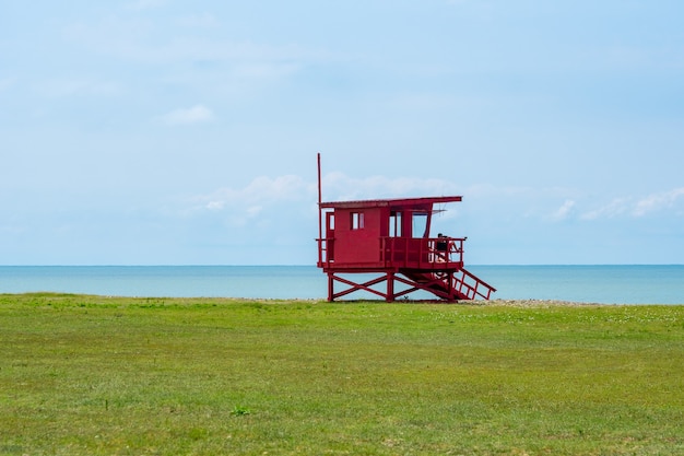 Czerwona wieża ratownicza na plaży Anaklia. Krajobraz