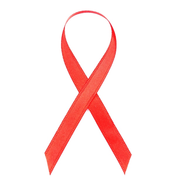 Czerwona wstążka na białym Koncepcja AIDS