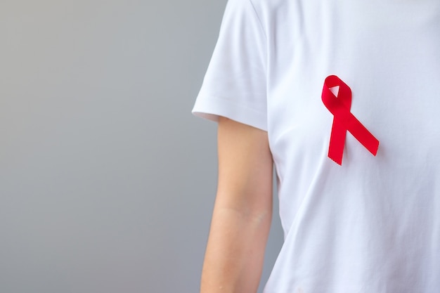 Czerwona Wstążka na grudniowy Światowy Dzień AIDS (zespół nabytego niedoboru odporności), miesiąc świadomości na temat szpiczaka mnogiego i Narodowy Tydzień Czerwonej Wstążki. Koncepcja opieki zdrowotnej i światowego dnia raka