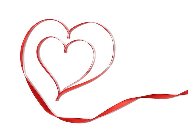 Zdjęcie czerwona wstążka w kształcie serca na białym tle