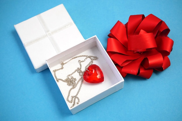 Czerwona zawieszka w kształcie serca w białym pudełku z kokardką