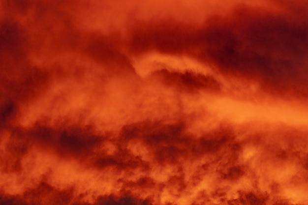 Czerwonawe niebo z pomarańczowymi chmurami