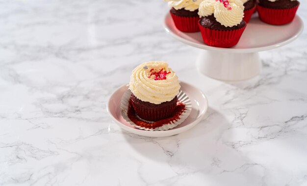 Czerwone aksamitne babeczki z białą czekoladą Ganache Frosting