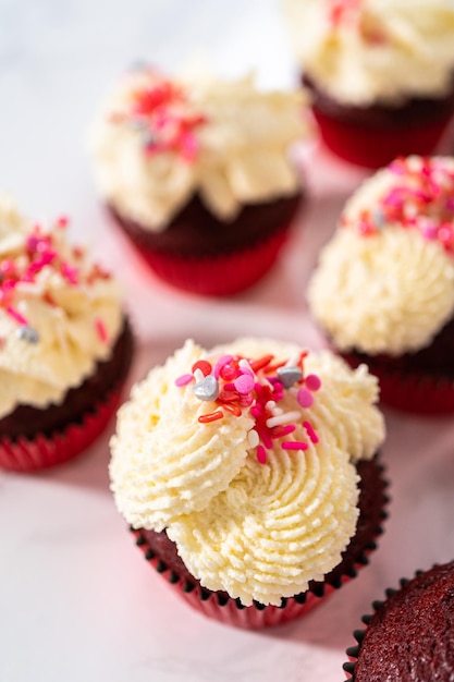 Czerwone Aksamitne Babeczki Z Białą Czekoladą Ganache Frosting