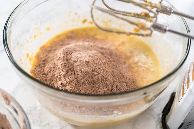 Czerwone aksamitne babeczki z białą czekoladą Ganache Frosting