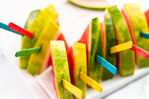 Czerwone bezpestkowe popsicles arbuza dla dzieci.