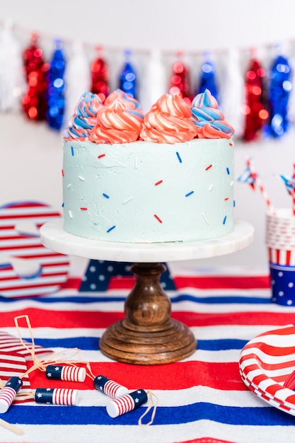 Czerwone, białe i niebieskie okrągłe ciasto waniliowe z lukrem maślanym na obchody 4 lipca.