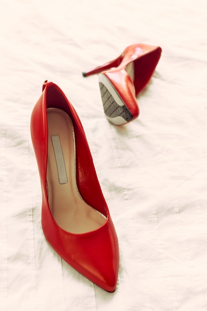 Czerwone buty damskie w pokoju