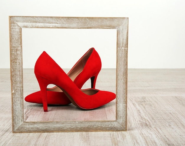 Czerwone buty damskie z ramą na podłodze