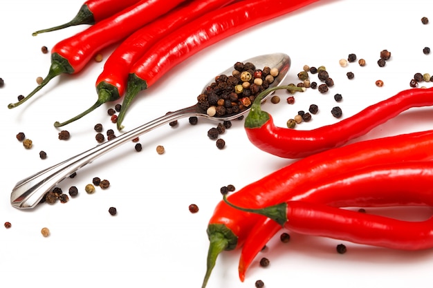 Czerwone chili i suszone nasiona pieprzu