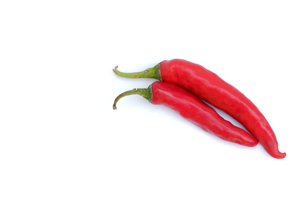 Czerwone chili na białym tle