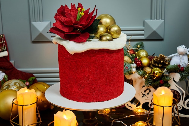 Zdjęcie czerwone ciasto bożonarodzeniowe z miodowych ciastek, suszonych śliwek i orzechów
