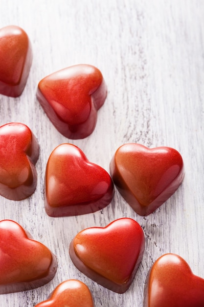 Zdjęcie czerwone czekoladowe serca na walentynki