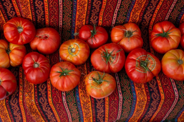 Czerwone dojrzałe smaczne świeże pyszne pomidorowe warzywa na bazarze