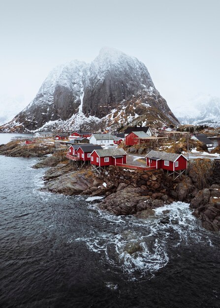 Czerwone domki rybackie w Hamnoy w Norwegii
