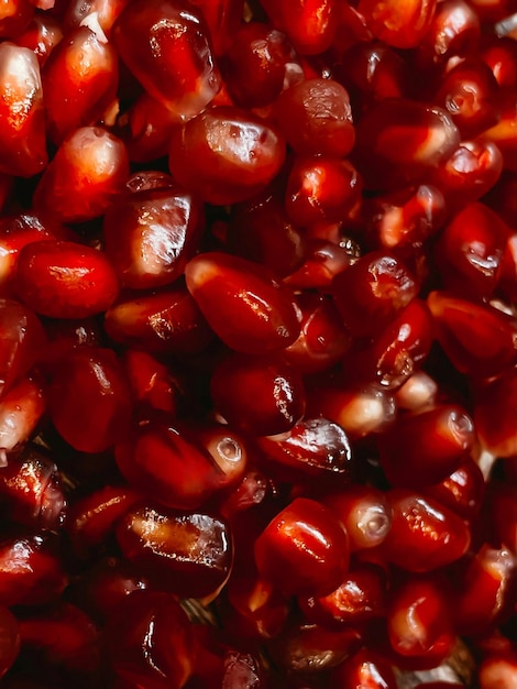 Zdjęcie czerwone egzotyczne nasiona granatu widok z góry