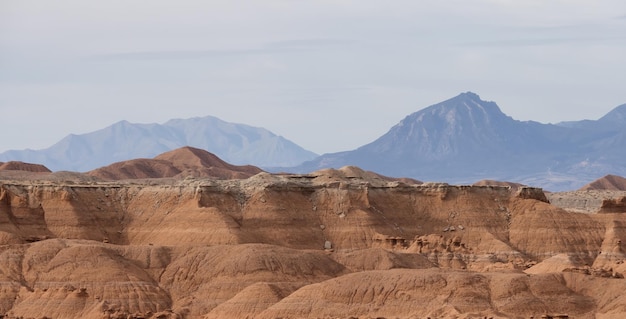 Czerwone formacje skalne i hoodoo na pustyni o wschodzie słońca