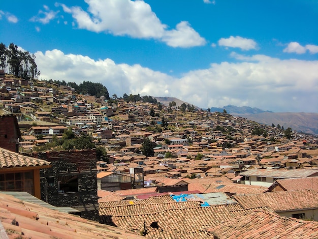 Czerwone gliniane dachy domów w mieście Cusco Peru
