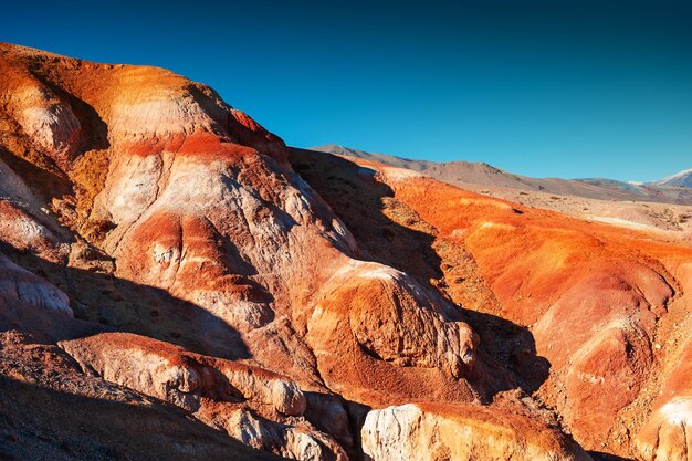 Czerwone góry w dolinie Kyzyl-Chin, zwanej również doliną Marsa. Ałtaj, Syberia, Rosja