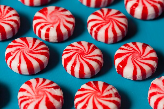 Zdjęcie czerwone i białe cukierki miętowe w misce