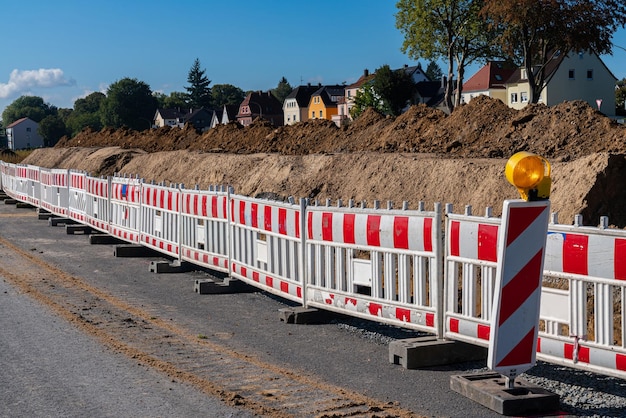 Czerwone i białe plastikowe ogrodzenie budowlane Duża grupa plastikowych barier