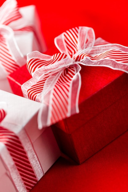 Czerwone i białe pudełka z prezentami świątecznymi.