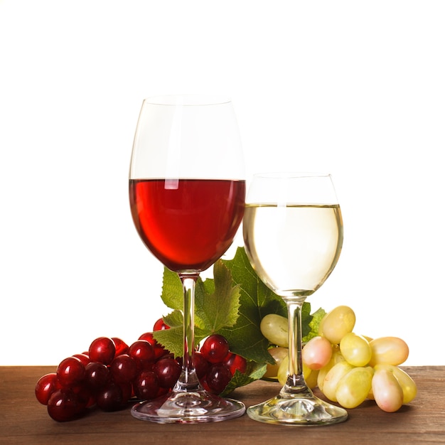 Czerwone i białe wino w szkle na drewnianym stole