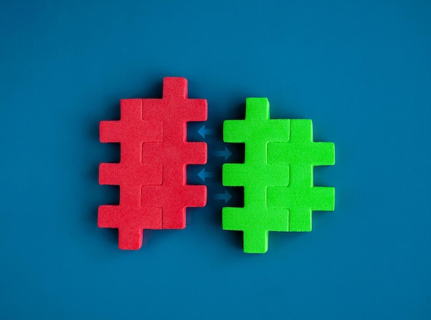 Czerwone i zielone bloki układanki między strzałkami łączą się ze sobą na niebieskim tle minimalistyczny styl Partnerstwo biznesowe współpraca zespołowa współpraca i kontrast przeciwstawnych kolorów koncepcje