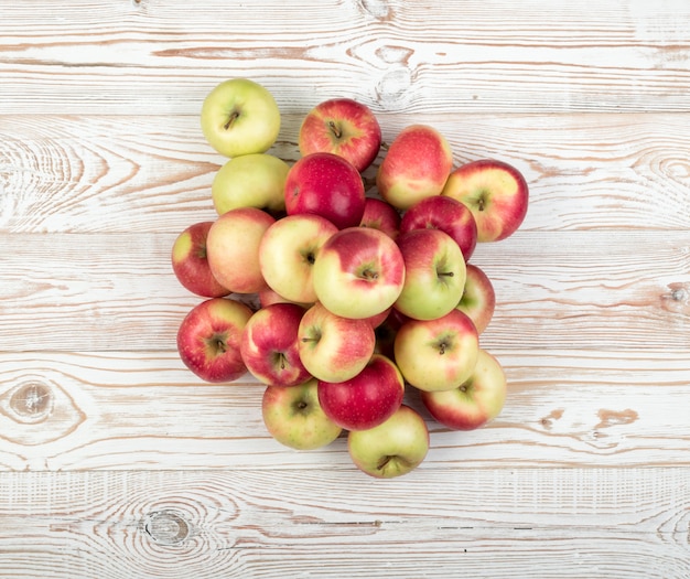 Czerwone i zielone miękkie jabłka gotowe do produkcji soków