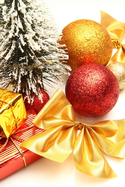Czerwone i złote ozdoby świąteczne