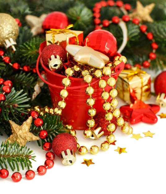 Czerwone i złote świąteczne ozdoby świąteczne na białym tle