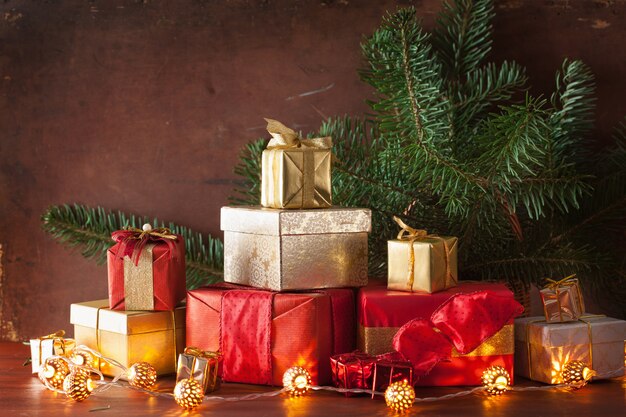Czerwone i złote świąteczne pudełko ozdobne i świeca dekoracyjna