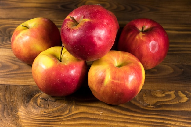 Czerwone jabłka na drewnianym stole