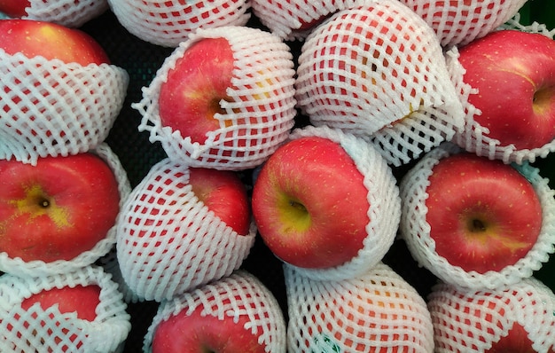 Czerwone jabłka tło, stos świeżych owoców jabłek, naturalna tekstura żywności