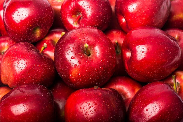 Zdjęcie czerwone jabłka tło z kroplami wody