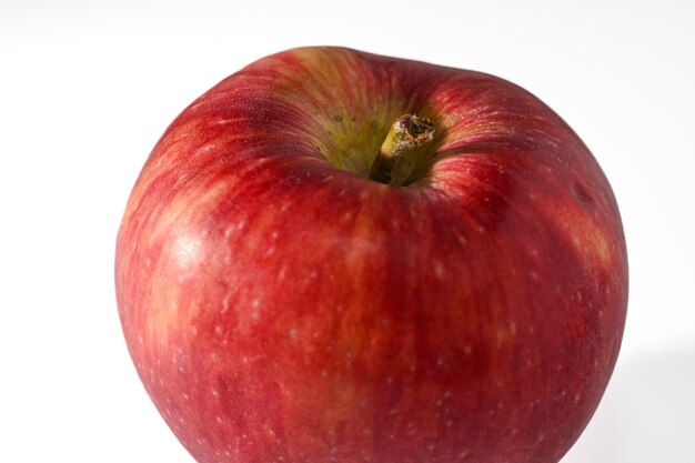 czerwone jabłko na białym tle 3