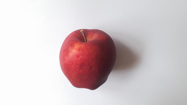 Czerwone jabłko wyizolowanych na białym tle ścieżkę przycinającą pełną głębię ostrości