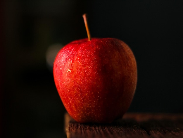 Czerwone jabłko z estetycznym rozmytym tłem