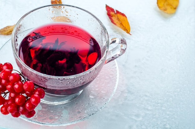 Zdjęcie czerwone jagody kaliny i filiżankę herbaty