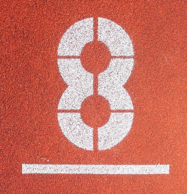 Czerwone linie z numerami na stadionie biegowym