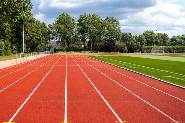 Czerwone linie z numerami na stadionie biegowym