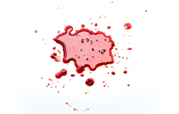 Zdjęcie czerwone miejsce streszczenie. plama krwi ze skrzepami na białym tle.