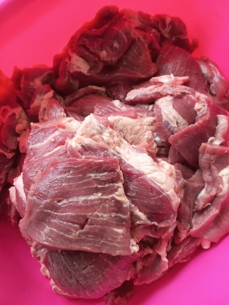 Czerwone mięso w różowym pojemniku