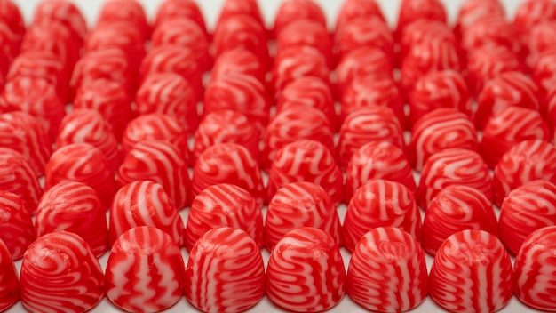 Czerwone okrągłe smaczne gumowate cukierki jako tło
